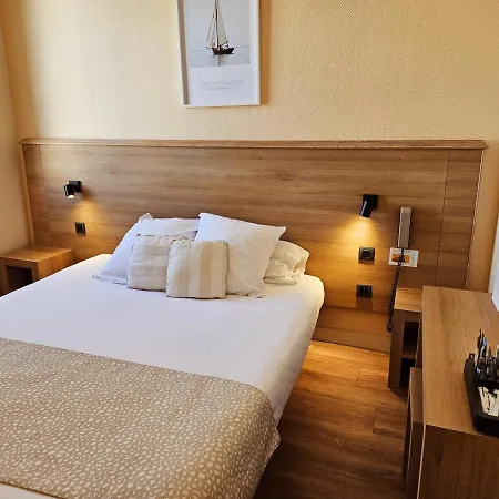 Hotel Du Port 3*